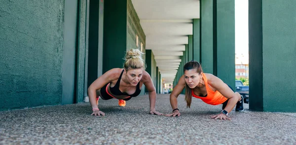 Δύο Νέοι Αθλητριών Κάνει Push Ups Μαζί Εξωτερικούς Χώρους — Φωτογραφία Αρχείου