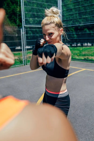 Sportlerin trainiert Boxen mit ihrem Trainer — Stockfoto