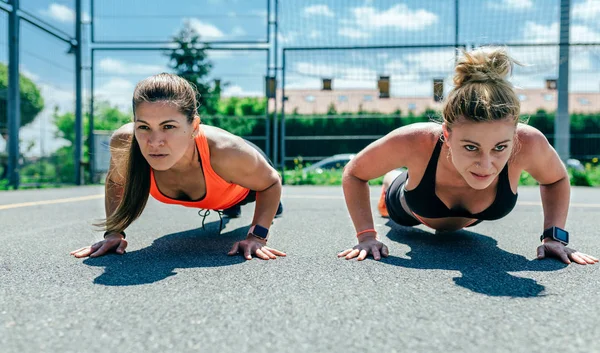 Topsporters doen push-ups — Stockfoto