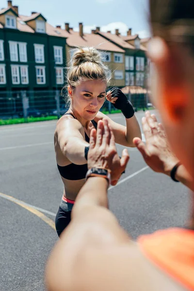 Sportvrouw opleiding boksen met haar trainer — Stockfoto