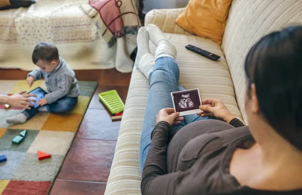 Schwanger aussehender Ultraschall ihres neuen Babys — Stockfoto