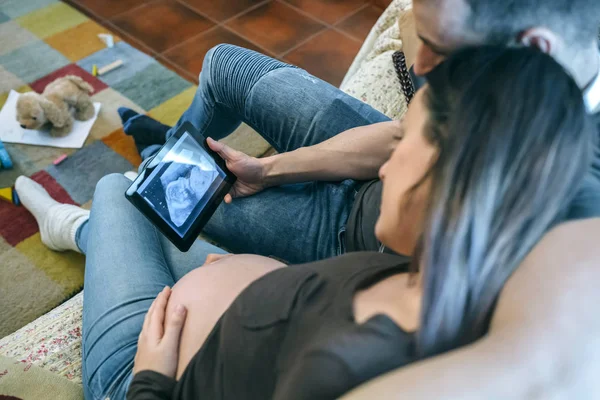 Gravid med hennes partner söker ultraljud av deras baby — Stockfoto