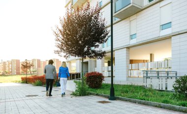 Tanınmayan işadamı ve onların ofisine doğru iş kadını