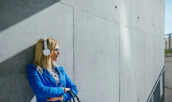 Geschäftsfrau mit Kopfhörern posiert — Stockfoto