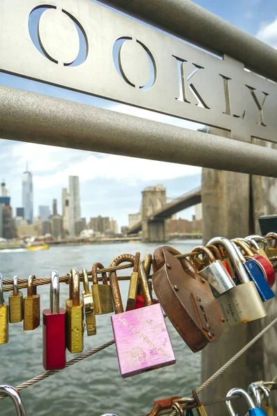 El amor se cierra en la cerca con el puente de Brooklyn en el fondo — Foto de Stock