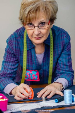 Üst düzey terzi dikiş malzemeleri ile poz