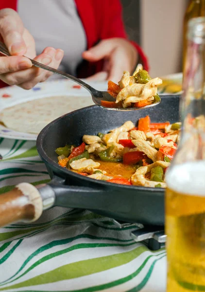 Pfanne mit mexikanischem Essen auf einem Tisch — Stockfoto