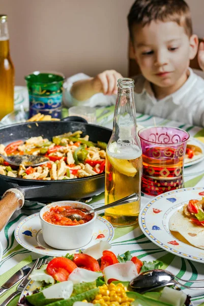 Sartén con comida mexicana en una mesa — Foto de Stock