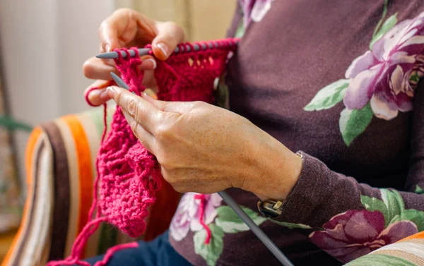 Mains de femme tricotant un pull en laine — Photo