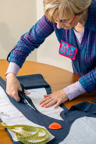 Dressmaker cutting a cloth — Stock Photo, Image