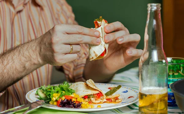 Meksika yemeği yiyen adam eller — Stok fotoğraf