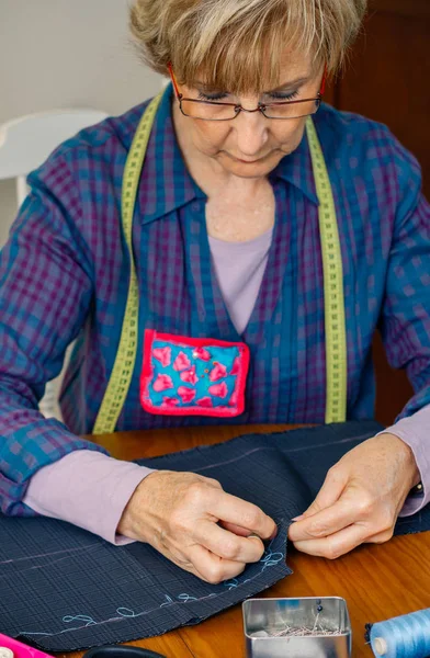 Tessuto da cucito donna anziana — Foto Stock