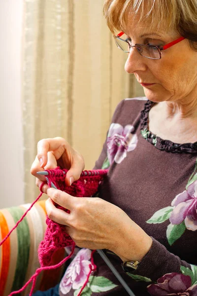 Женщина вязала шерстяной свитер — стоковое фото