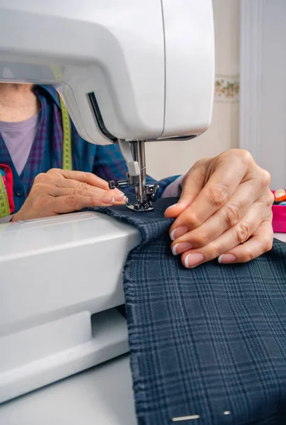 Руки швеи работают на швейной машинке — стоковое фото