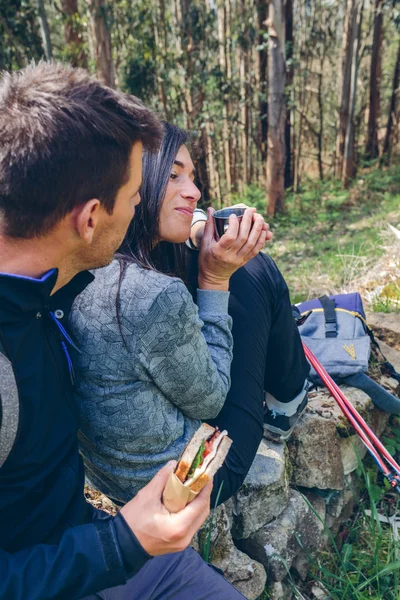 Coppia pausa durante il trekking — Foto Stock