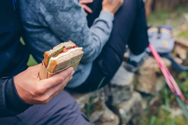 Sandwich that a couple is going to eat doing trekking — Stock Photo, Image