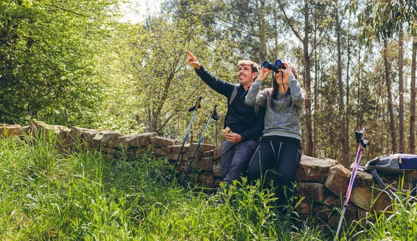 Couple faisant du trekking à la recherche de jumelles — Photo