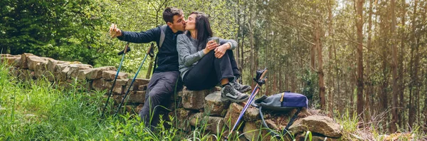Couple kissing while making a break to do trekking — Stock Photo, Image