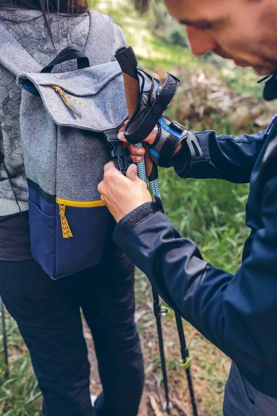 Hiker closing his partners backpack — Stock Photo, Image