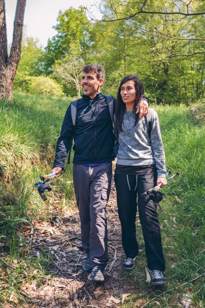 Hikers walking embraced — Stock Photo, Image