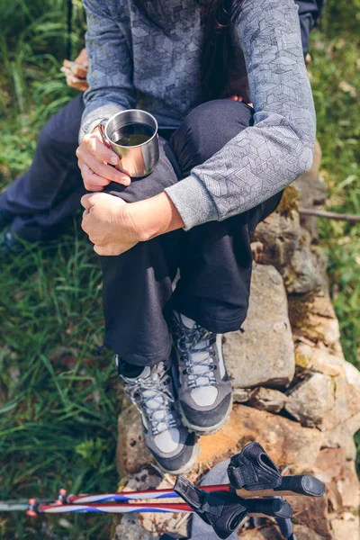 Femme en pause tout en faisant du trekking — Photo