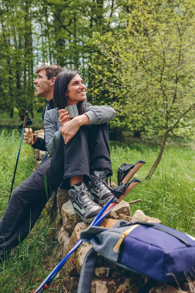 Casal pausa ao fazer trekking — Fotografia de Stock