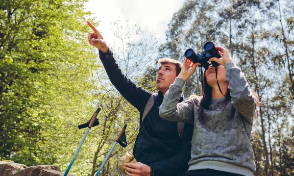 Couple faisant du trekking à la recherche de jumelles — Photo