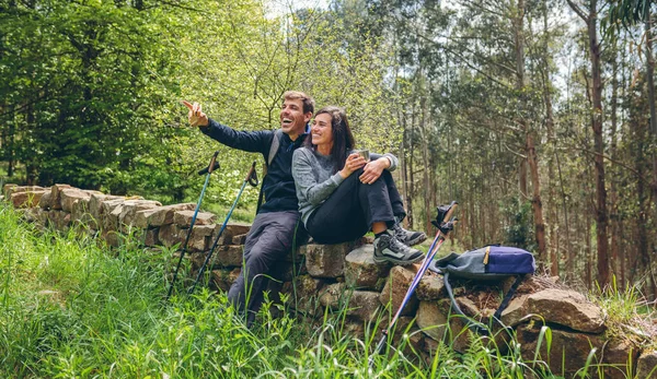 Felice coppia pausa durante il trekking — Foto Stock