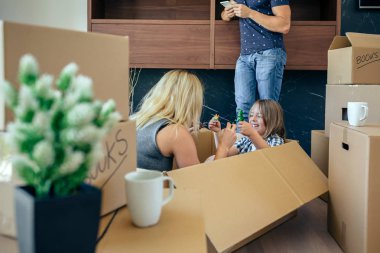 Anne ve baba mobil ararken oynarken oğlu