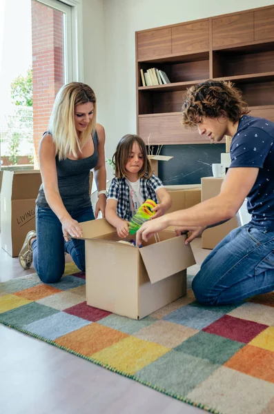 Familia preparando caja de juguetes móvil —  Fotos de Stock