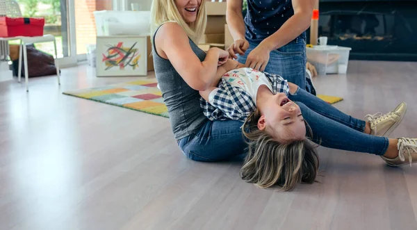 Padres haciendo cosquillas a su hijo —  Fotos de Stock