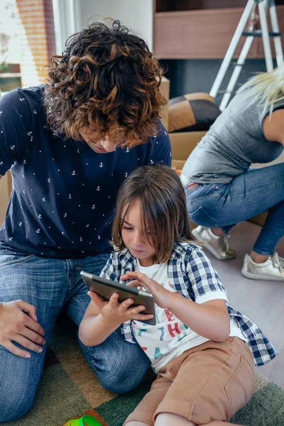 Far och son spelar tabletten — Stockfoto