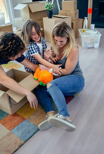 Familia cosquillas a la madre —  Fotos de Stock