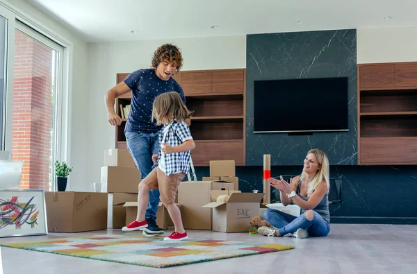 Padre Hijo Bailando Con Madre Mirándolos Mientras Toman Descanso Preparar —  Fotos de Stock