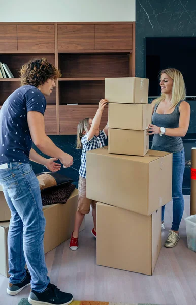 Padres con hijos ayudando a moverse —  Fotos de Stock