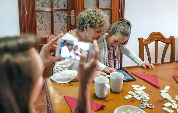 Abuela y nieta juegan un juego en la tableta —  Fotos de Stock