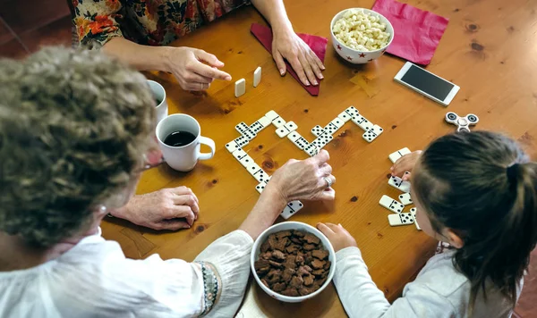 Vista dall'alto di tre generazioni femminili che giocano a domino — Foto Stock