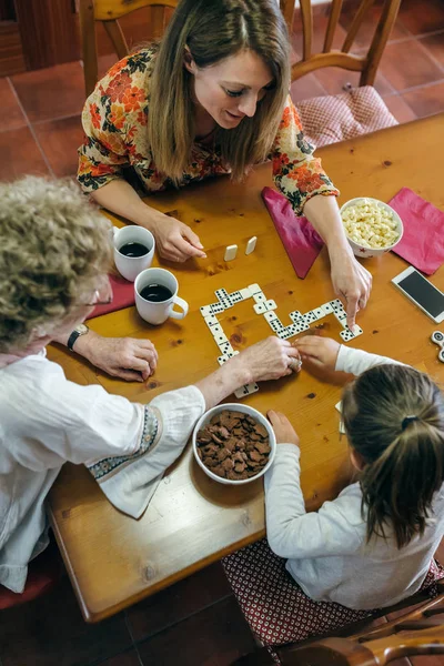 Vista dall'alto di tre generazioni femminili che giocano a domino — Foto Stock