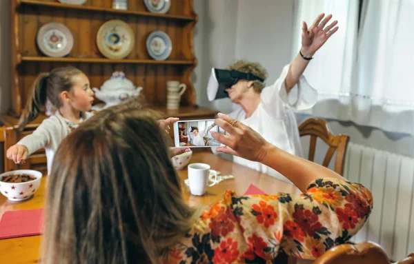 Mujer Joven Tomando Una Foto Con Teléfono Móvil Madre Usando —  Fotos de Stock