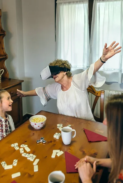 Mujer Mayor Usando Gafas Realidad Virtual Con Hija Nieta —  Fotos de Stock
