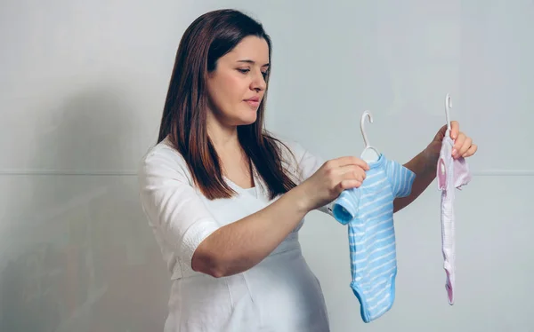 Embarazada elegir baby bodysuits —  Fotos de Stock