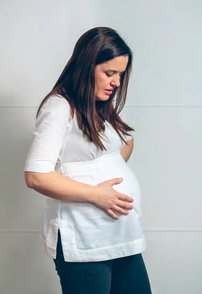 Těhotná Žena Bolestí Břicha Dotýká Její Bříško — Stock fotografie