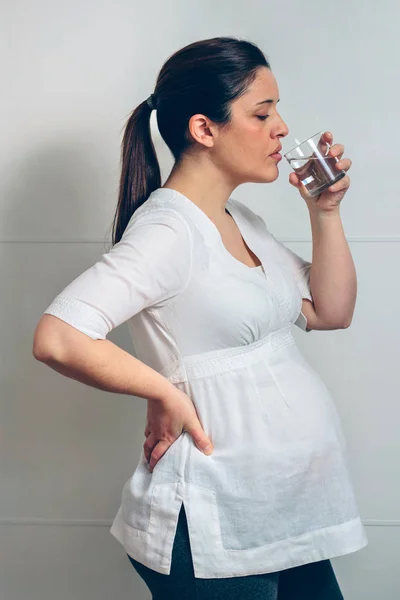Agua potable embarazada — Foto de Stock