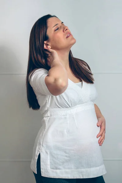 Embarazada con dolor de cuello — Foto de Stock