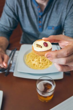 Adam cırcır böcekleri ve peynirli kanepe yemek hazır