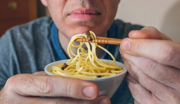 認識できない男食べるコオロギ スパゲッティ — ストック写真