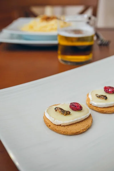 Bandeja de canapés con grillos —  Fotos de Stock