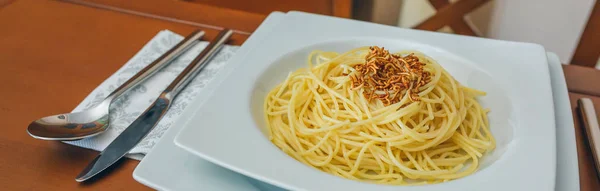 Spaghetti med maskar maträtt — Stockfoto