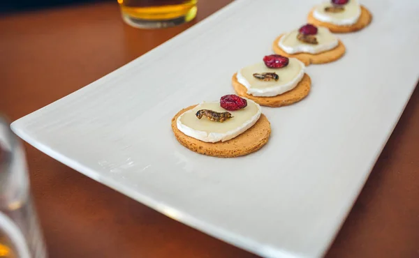 Bandeja de canapés con grillos —  Fotos de Stock