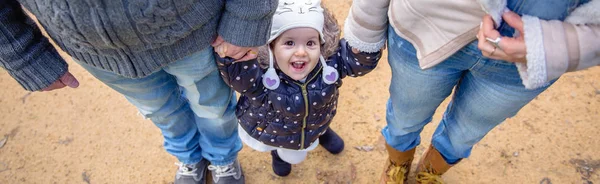 Uomo e donna che si tengono per mano di felicità bambina — Foto Stock